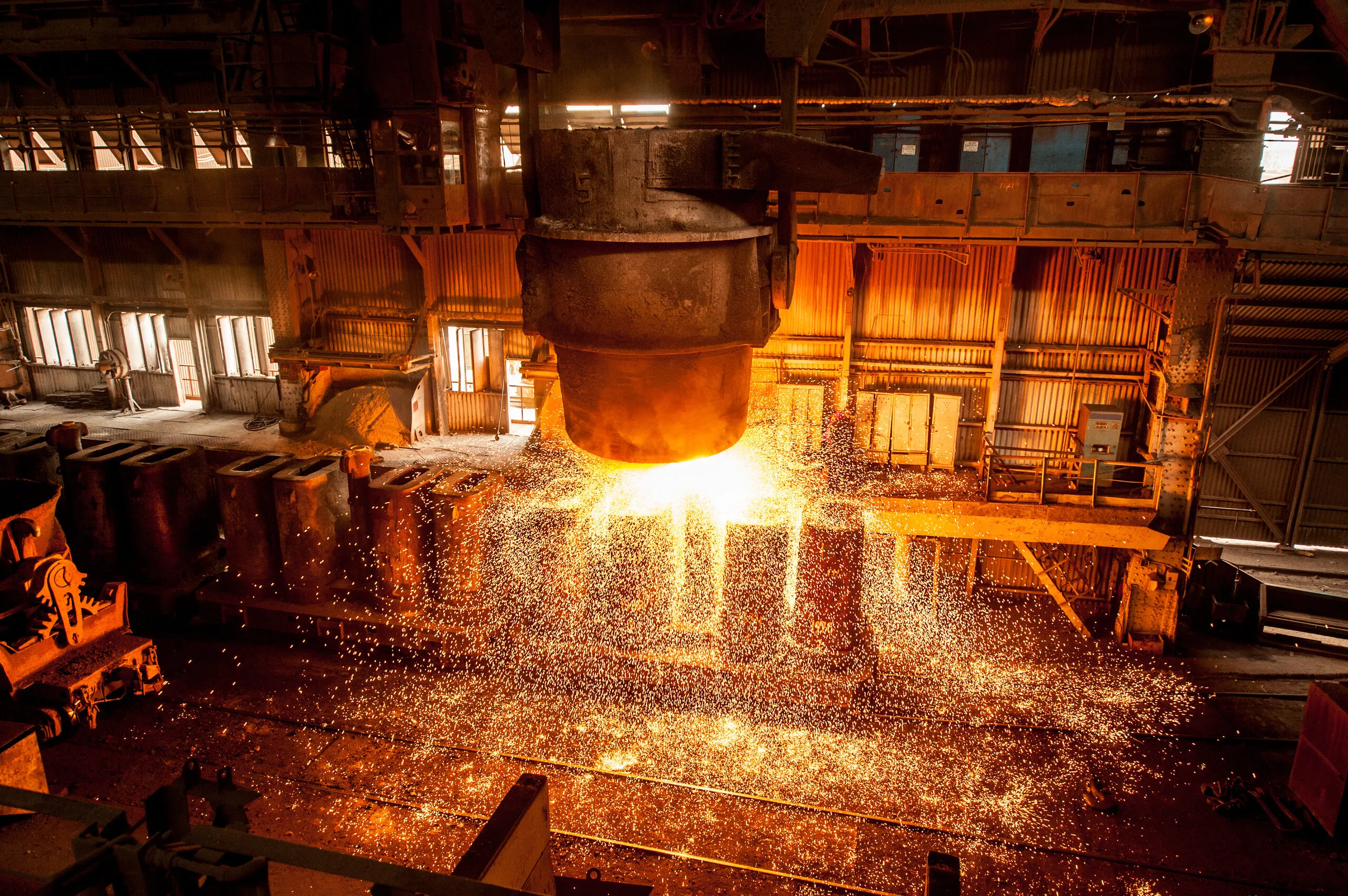 Overhead ladle pouring in a foundry
